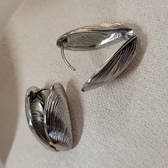 MEDITERRANEAN MUSSEL CLAM HINGED EARRINGS - Picture 3 of 9